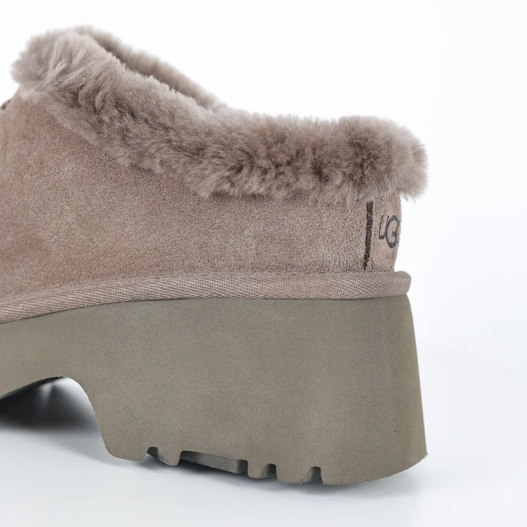 Pick up locally 💰560 Core recommended good price It is a very suitable choice for home use. In recent years, uug has launched a series of styles, which are partially geared towards the preferences of young consumers and have also moved to the forefront of fashion trends. Shoe body material: water-repellent coated suede upper, 17 mm UGGPURE™ implantable wool insole, lightweight non-slip and comfortable rubber outsole, with brand LOGO and trademark, with full packaging Size: 35 36 37 38 39 40